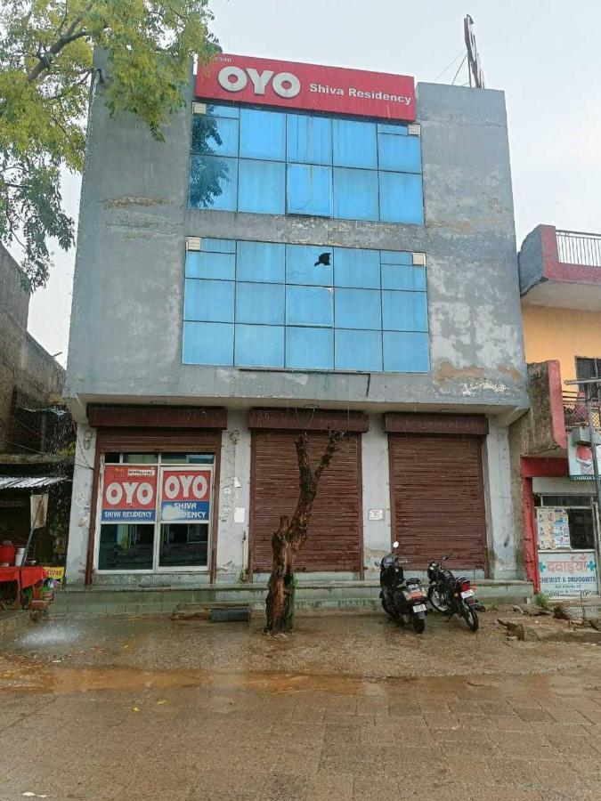 Oyo Flagship 62980 Shiva Residency Hotell Garhi Harsaru Exteriör bild