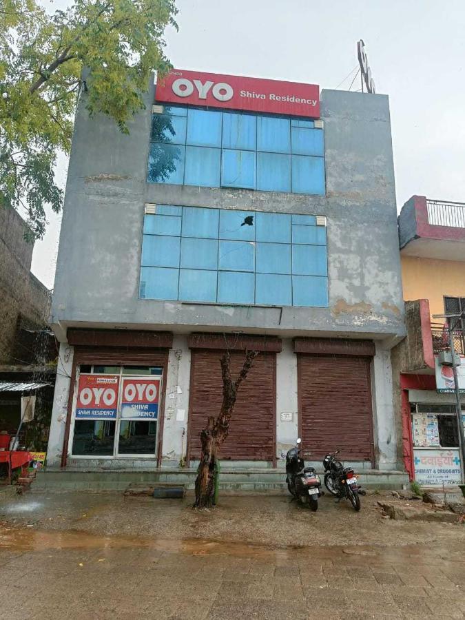 Oyo Flagship 62980 Shiva Residency Hotell Garhi Harsaru Exteriör bild