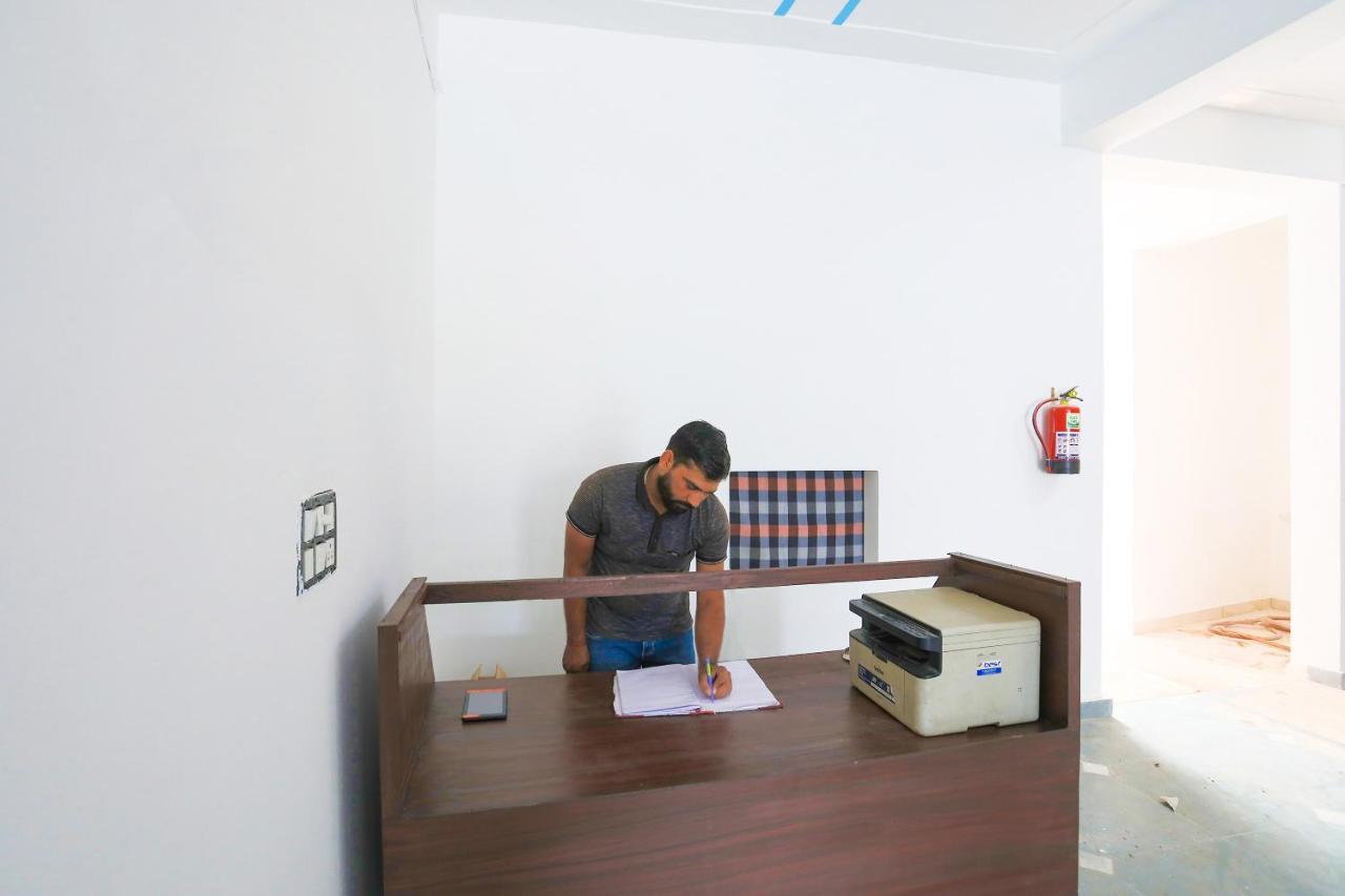 Oyo Flagship 62980 Shiva Residency Hotell Garhi Harsaru Exteriör bild
